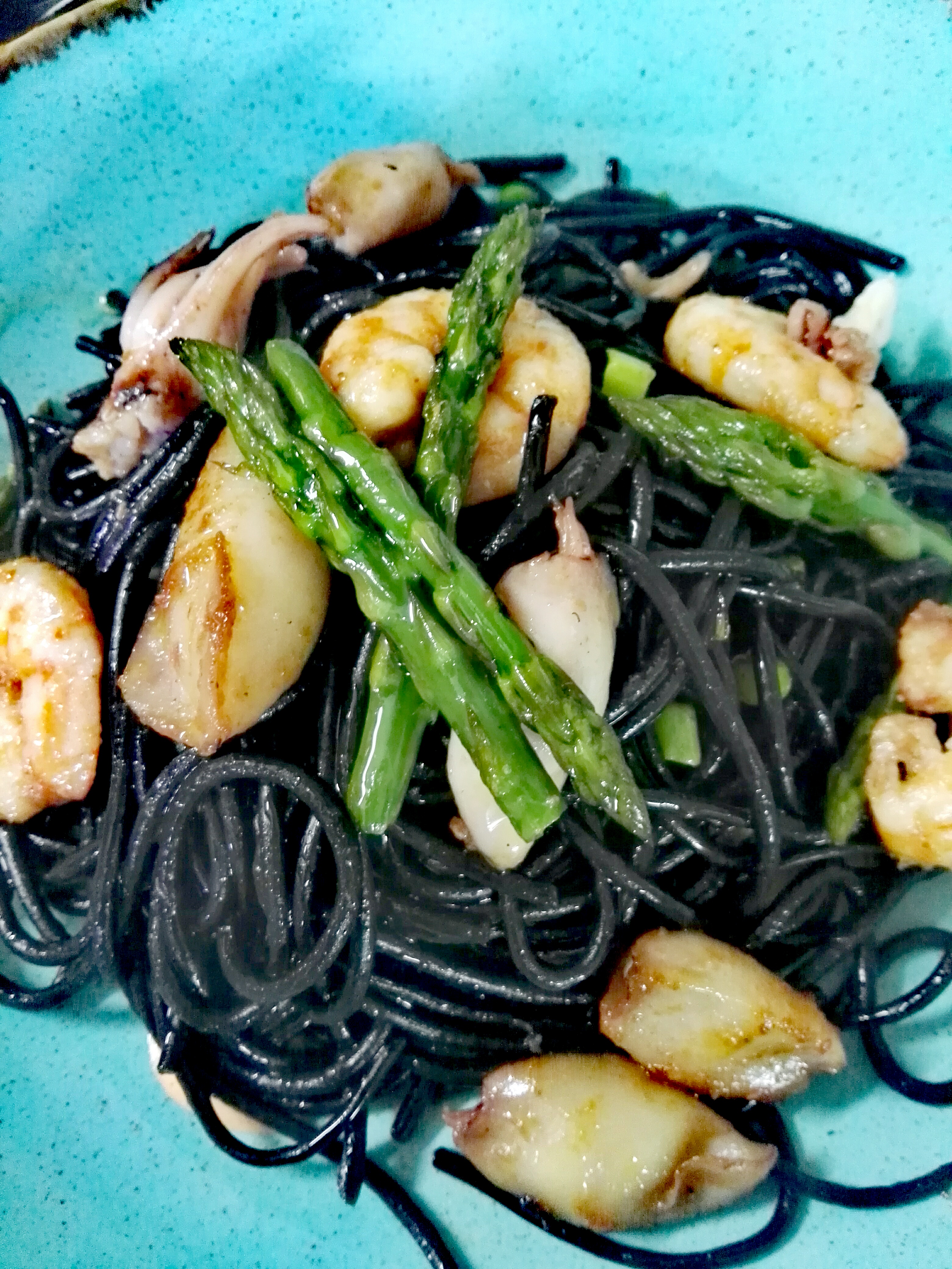Garofalo - Spaghetti Garofalo nero di sepia con frutos de mar y paté de pimientos