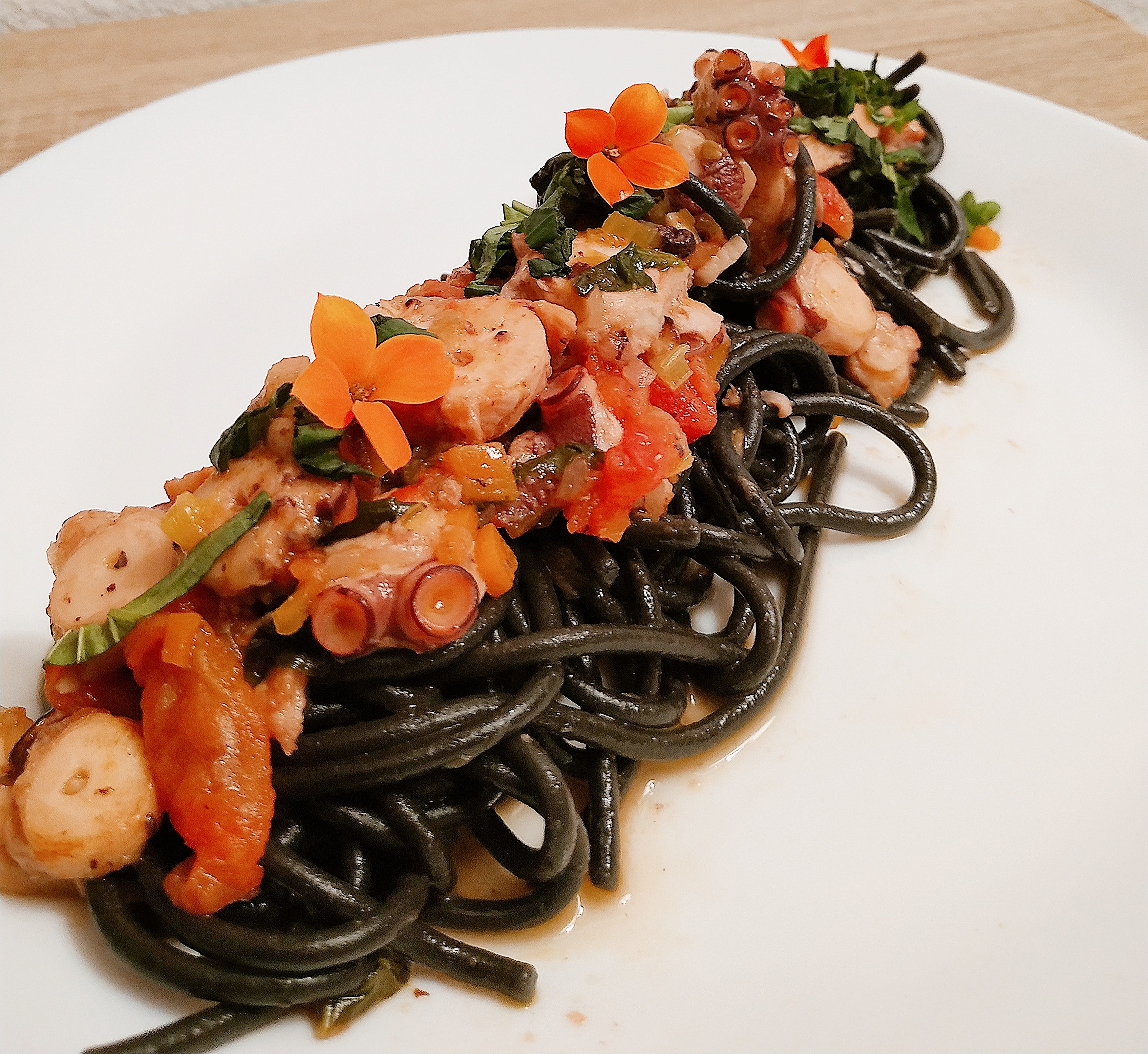 Garofalo - Spaghetti Garofalo nero di sepia con ragú de pulpo