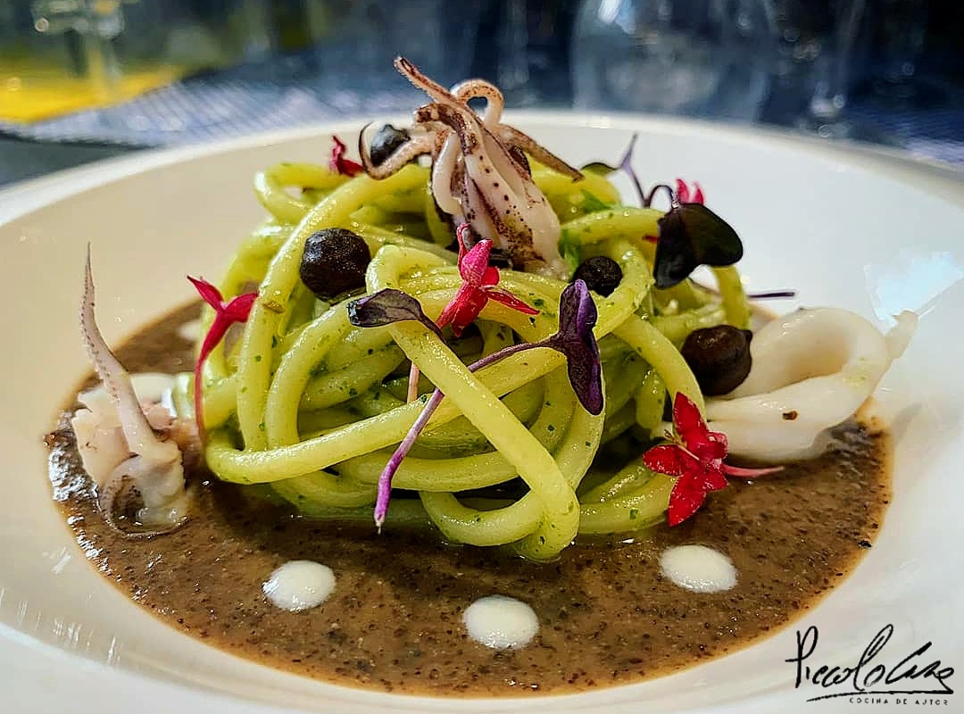 Garofalo - Spaghetti Garofalo con salsa de albahaca y calamares sobre crema de garbanzos negros.